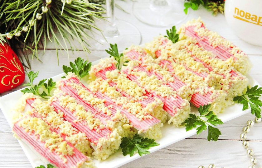 1. Этап. Новогодние рулетики из крабовых палочек: Новогодние рулетики из крабовых палочек готовы. Подавать можно сразу же, но лучше закуску предварительно охладить пару часов. Приятного аппетита и счастливого Нового года!