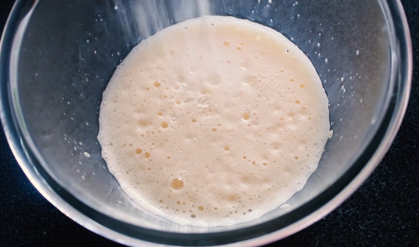 1. Этап. Брауни Елочки: 3. Оставшуюся половину яичной массы взбейте миксером, чтобы она стала светлее и более воздушной. Добавьте просеянную муку, перемешайте все до состояния слегка липнущего теста.