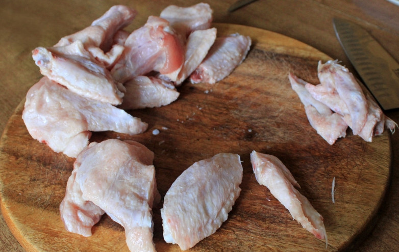 1. Этап. Куриные крылышки Баффало: Крылышки промойте и обсушите. Разрежьте каждое на три части (по суставам). Кончики крылышек не используем.
