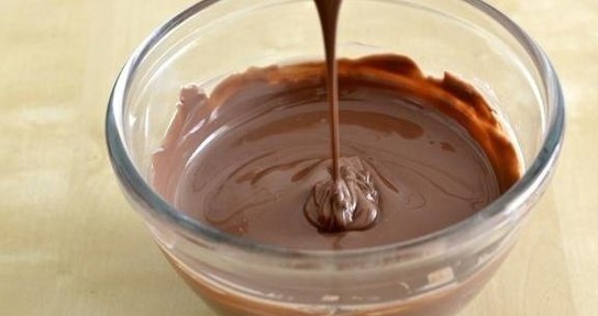 1. Этап. Конфеты Баунти: Растопить шоколад на водяной бане.