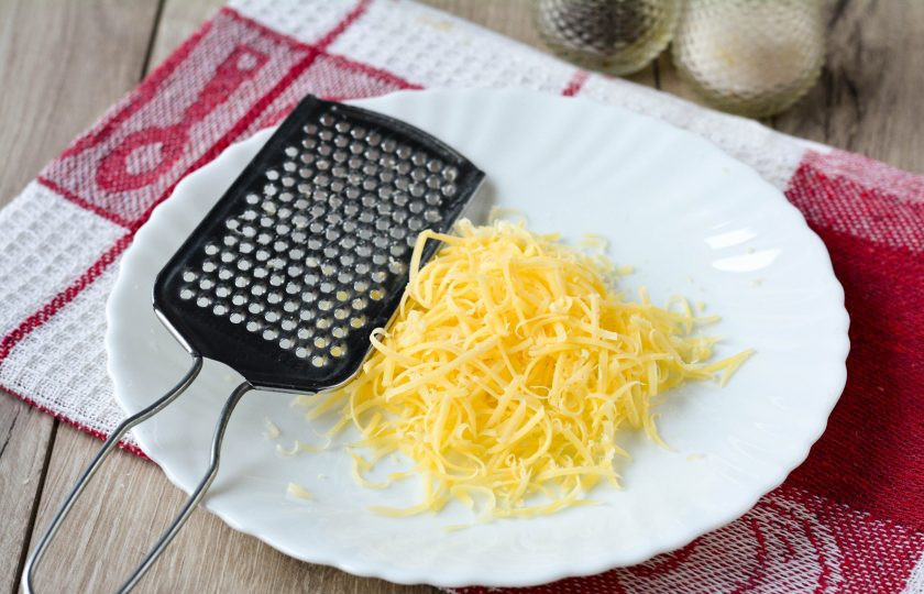 1. Этап. Салат с кукурузой и черносливом: Сыр натрите на мелкой терке.