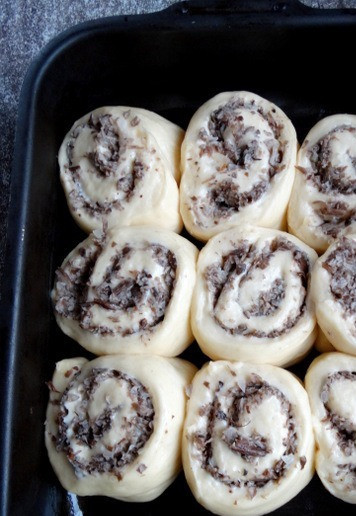 1. Этап. Булочки с грибами под сырной глазурью: Накрыть заготовки и дать им немного