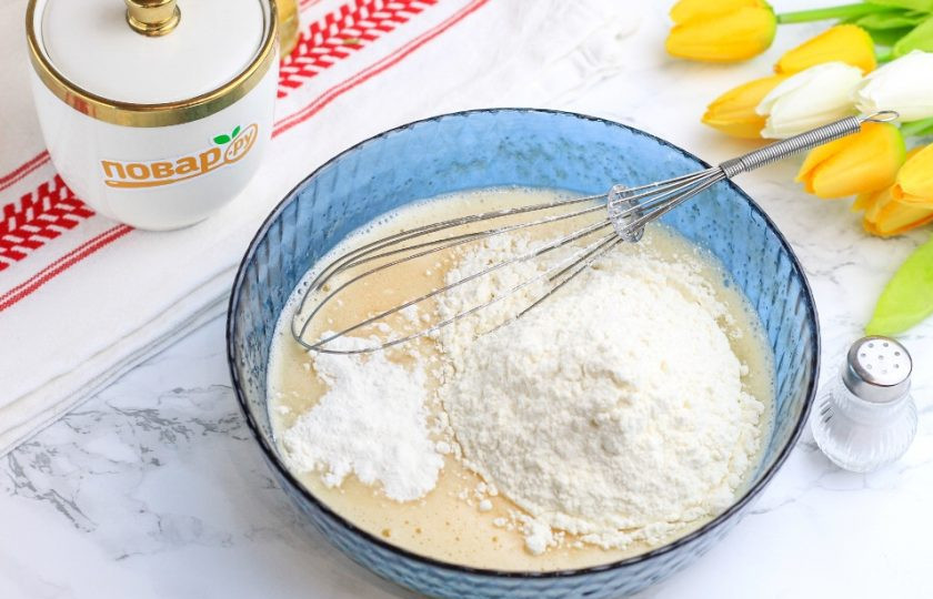 1. Этап. Блинный пирог с творогом: Взбейте в глубокой миске или салатнике куриные яйца с сахаром, солью и влейте молоко. Еще раз все тщательно перемешайте и добавьте пшеничную муку высшего сорта по частям. Вмешайте ее в жидкую основу неторопливыми движениями. Влейте растительное масло и дайте тесту отдохнуть при комнатной температуре 15-20 минут. За это время активизируется клейковина в муке.