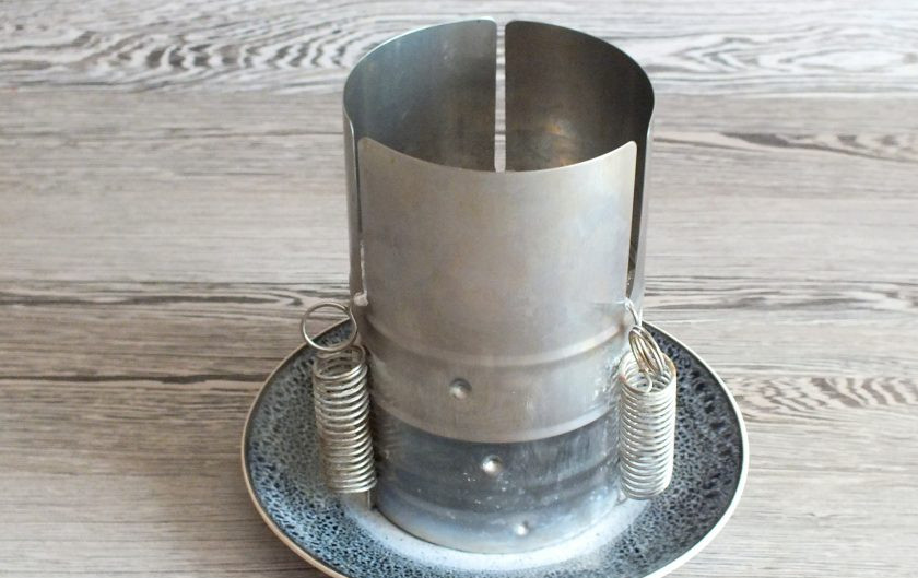 1. Этап. Грудинка в ветчиннице: По истечении времени достаньте ветчинницу из воды, перенесите на тарелку. Сначала охладите при комнатной температуре, после уберите в холодильник на 6-8 часов, не снимая формы.