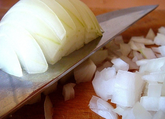 1. Этап. Сундучки из картофеля: Картофель почистим, лук нарежем мелко, ветчину - тонко.