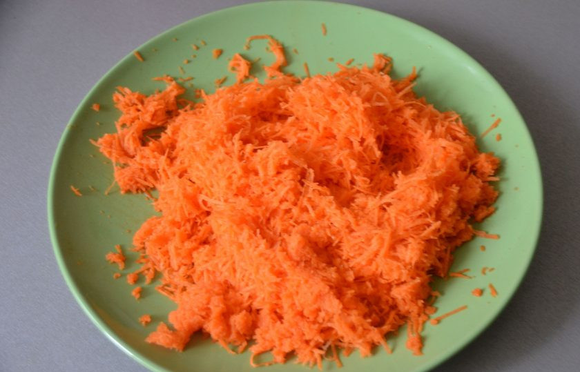 1. Этап. Самый простой морковный торт: Натрите морковь на мелкой терке.