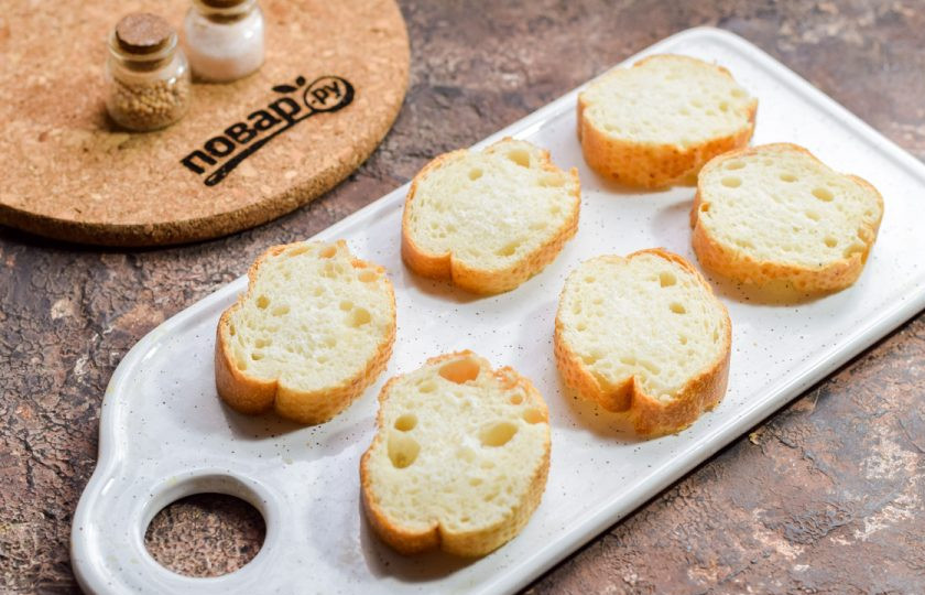 1. Этап. Бутерброды с селедкой и киви: Нарежьте багет небольшими ломтиками.