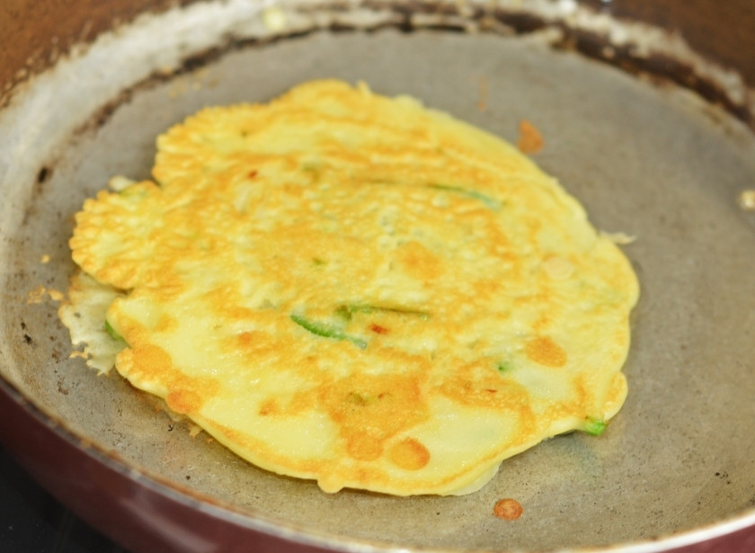 1. Этап. Корейские оладьи: На это уйдёт буквально по 2-3 минуты на каждую сторону.