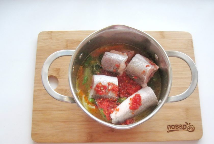 1. Этап. Диетическая рыба с овощами: Налейте 100 мл воды и посолите рыбу с овощами.