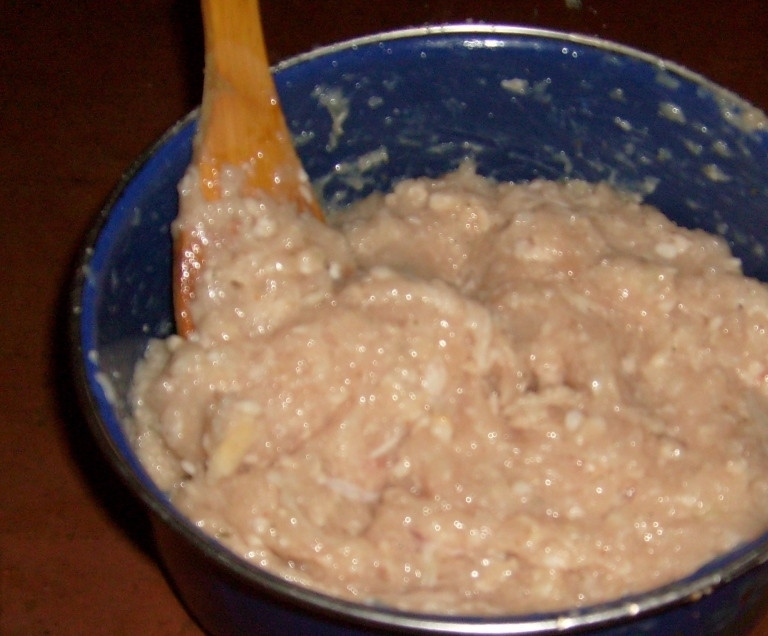 1. Этап. Картофельные зразы отварные: Фарш вы можете приобрести уже готовый, а можете сделать самостоятельно. Для этого прокрутите на мясорубке несколько раз любое сырое мясо на ваш выбор: говядину, свинину, курицу.