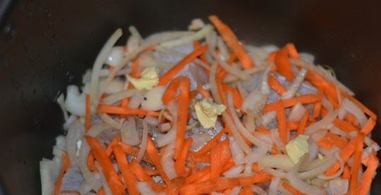 1. Этап. Камбала в мультиварке: Вынимаем из мультиварки половину обжаренных овощей, выкладываем на оставшиеся овощи кусочки камбалы. Прикрываем рыбу сверху той частью овощей, которую мы отложили. Добавляем воду, кусочки сливочного масла и закрываем крышку мультиварки . Включаем режим 