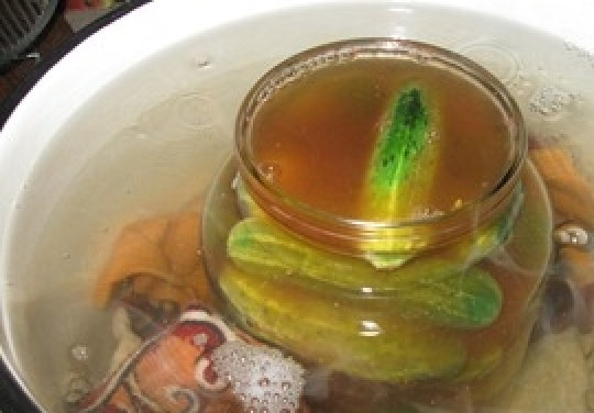 1. Этап. Консервированные огурцы с кетчупом: Залить рассолом банки и стерилизовать 15-0 минут в кипящей воде.