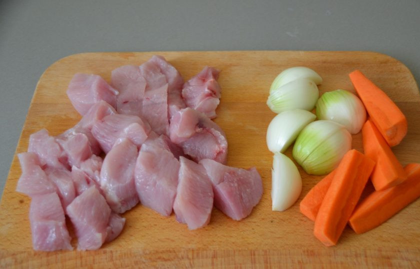 1. Этап. Котлеты из индейки с морковью: Подготовьте продукты для фарша: индейку кусочками, порезанную морковь и лук.
