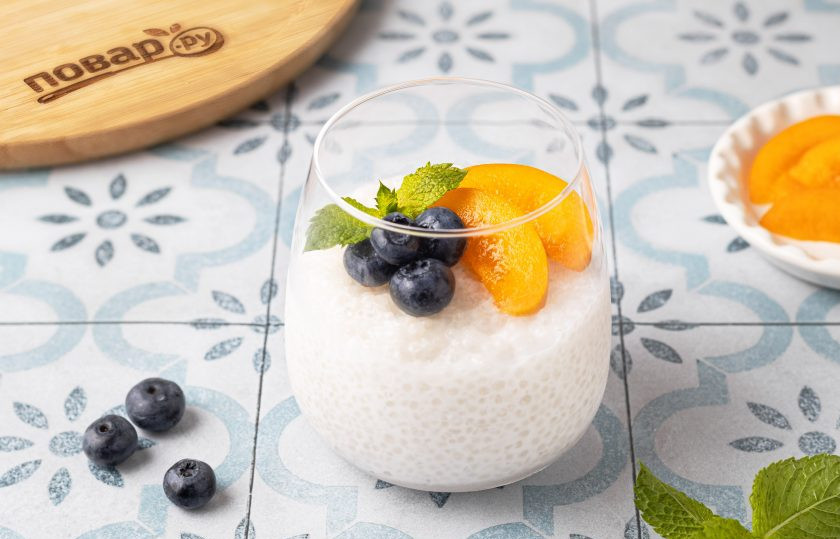 1. Этап. Десерт из тапиоки: Добавьте абрикос и голубику в десерт. Приятного вам аппетита!