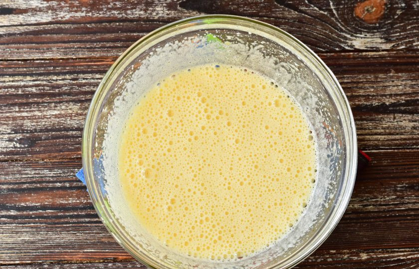 1. Этап. Шоколадный торт с апельсиновым кремом: Хорошо все взбейте миксером.