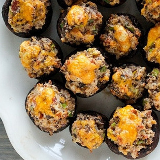 Фаршированные грибы с сыром, орехами и беконом