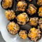Фаршированные грибы с сыром, орехами и беконом
