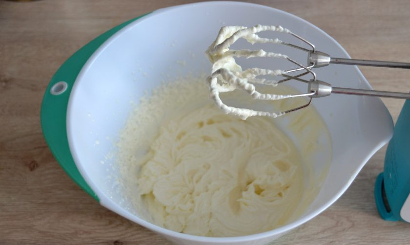 1. Этап. Торт Нежное облако: Взбейте сливки с сахаром до густой консистенции.
