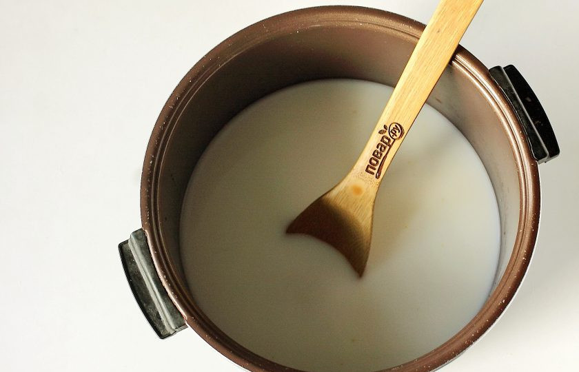 1. Этап. Ячневая каша на молоке в мультиварке: Налейте молоко и все перемешайте. Готовьте на режиме 