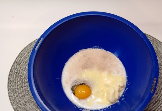 1. Этап. Булочки Клубочек с творожным сыром: В теплое молоко всыпать сухие дрожжи, вбить яйцо, добавить сахар, соль, мягкое сливочное масло.