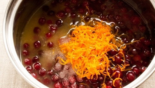 1. Этап. Клюквенный конфитюр: Теперь мы добавляем цедру апельсина и половину его сока.