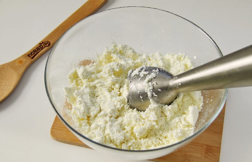 1. Этап. Запеканка из творога с манкой в мультиварке: Для придания запеканке более нежного вкуса творог пропустите через сито или измельчите до однородности блендером.