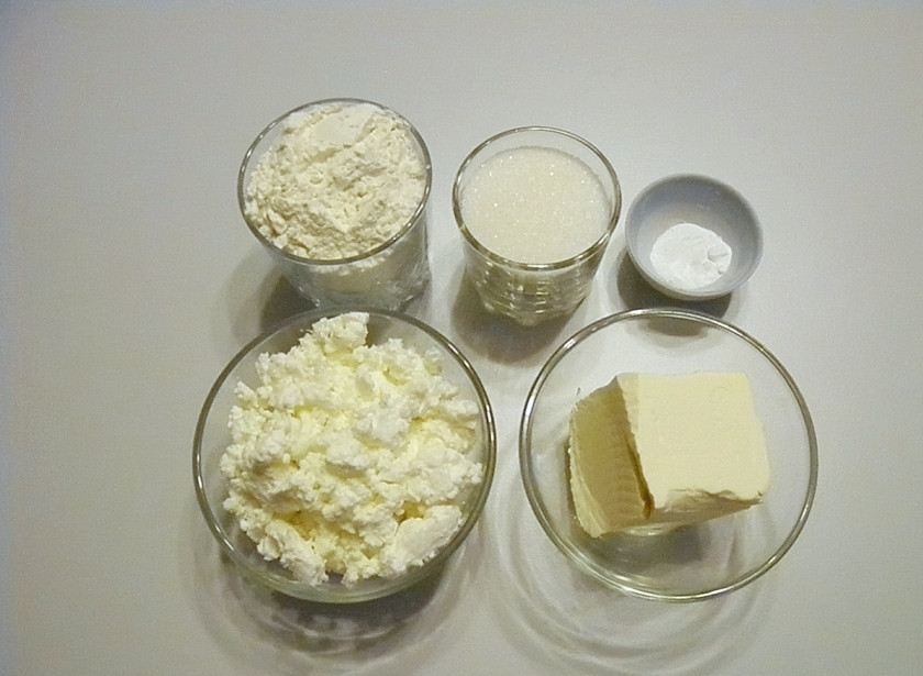 1. Этап. Творожное тесто для печенья: Подготовьте продукты для печенья. Можно использовать охлажденное масло или топленое.