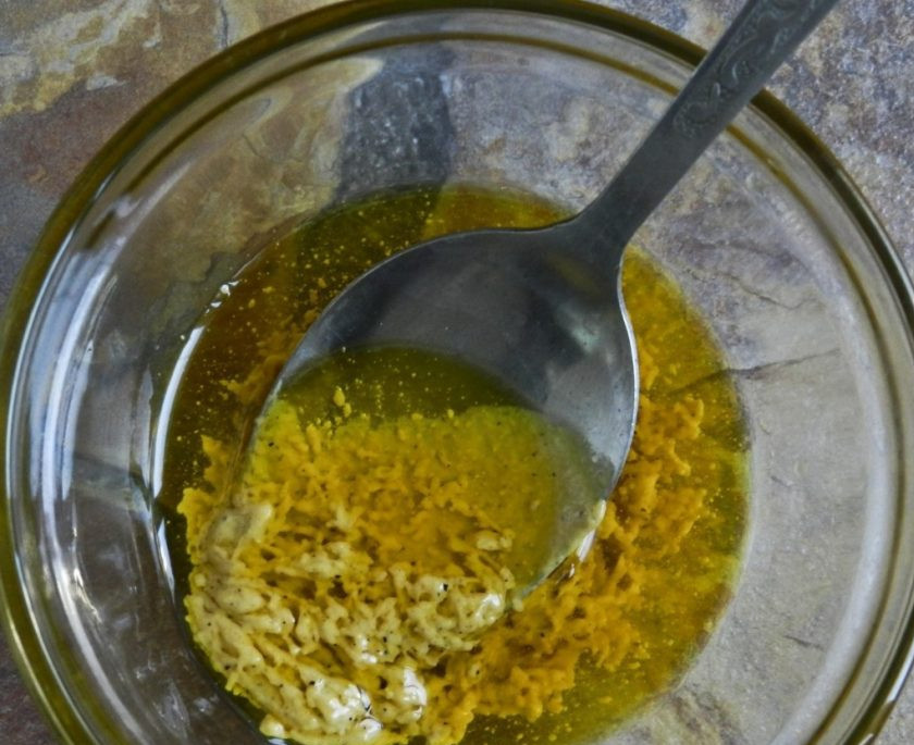 1. Этап. Салат с креветками и яйцами: 5. Готовим соус: смешиваем горчицу с горчичным и оливковым маслом, размешиваем до однородного состояния.