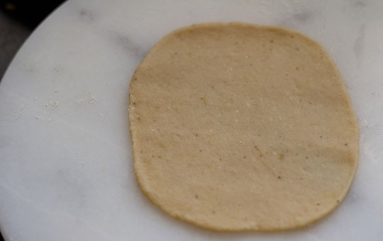 1. Этап. Банановые булочки: 7. Отщипните небольшой кусочек, раскатайте небольшую лепешку. Не стоит делать слишком тонко, чтобы банановые булочки в домашних условиях не были сухими.