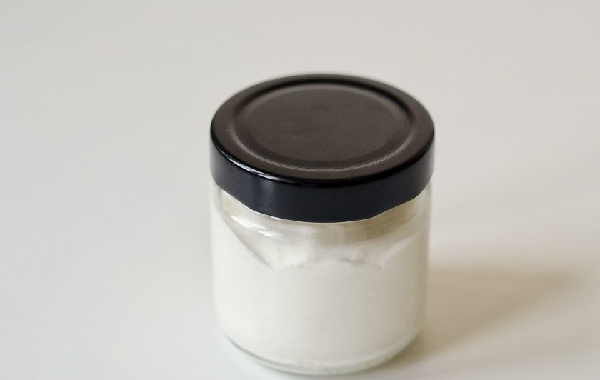 1. Этап. Постный йогурт в домашних условиях: После этого закройте банку крышкой, уберите в холодильник на 4 часа для стабилизации.