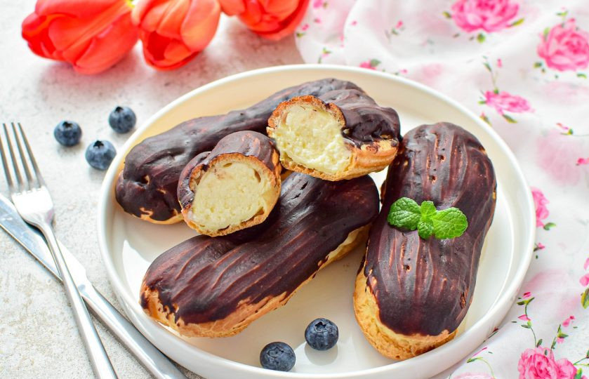 1. Этап. Французские эклеры: А можно просто смазать растопленным шоколадом. Приятного аппетита!