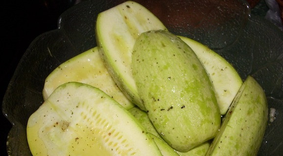 1. Этап. Кабачки с беконом: Сперва вымойте кабачки. Разрежьте их пополам. Посолите, присыпьте пряными травами.