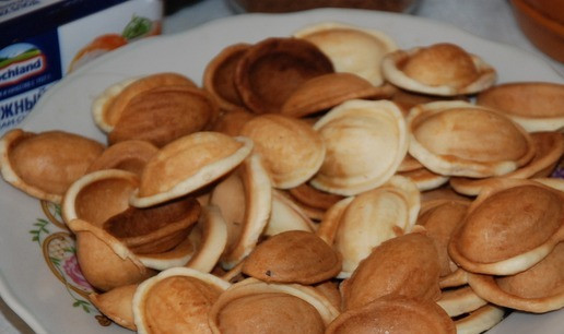 1. Этап. Печенье Орешки с шоколадом: ПО времени все зависит от орешницы. Моя печет за 4 минуты. Вот такие скорлупочки у нас получаются.