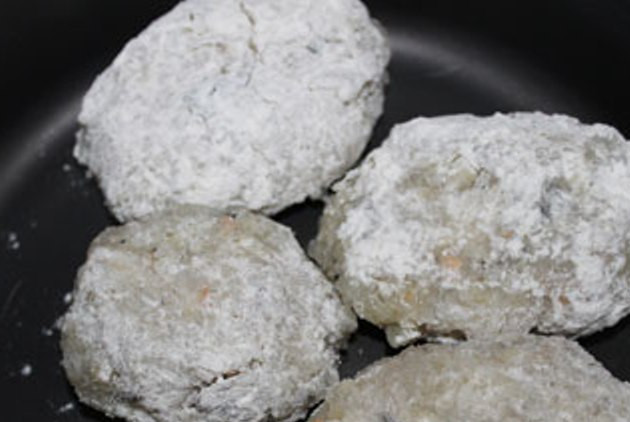 1. Этап. Котлеты из щуки в мультиварке: Смажьте чашу мультиварки растительным маслом, включите режим выпечки и подождите минут 10 пока мультиварка разогреется. Затем выложите в неё котлетки из фарша, которые следует предварительно обвалять в муке. Жарьте с одной стороны в течение 20 минут.