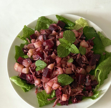 1. Этап. Салат из свеклы и картофеля: Можно разложить на тарелке зелёный салат, сверх него - салат и подавать.