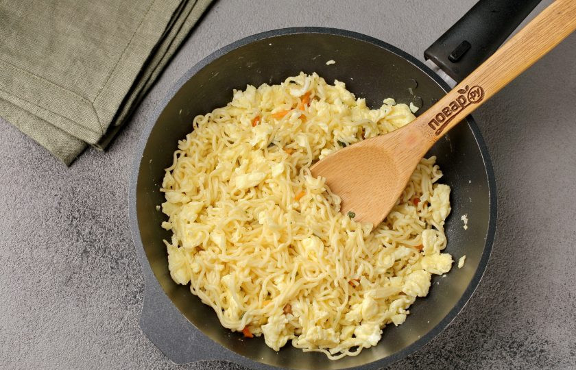 1. Этап. Ролтон с яйцом на сковороде: Добавьте лапшу и прогрейте всё вместе пару минут. Отрегулируйте на соль, если необходимо.