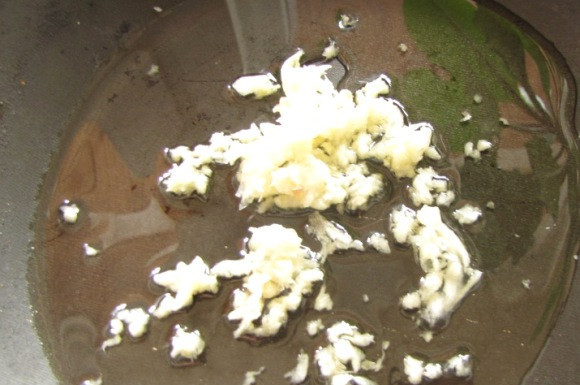 1. Этап. Соус для хинкали: В другую сковороду наливаем немного растительного масла и нагреваем его. Выкладываем в разогретое масло измельченный чеснок и жарим его, пока не появится характерный чесночный аромат.