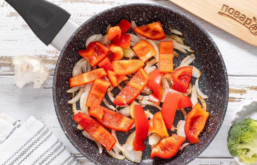 1. Этап. Картофель с брокколи и цветной капустой: Нарежьте ломтиками болгарский перец и добавьте в сковороду.