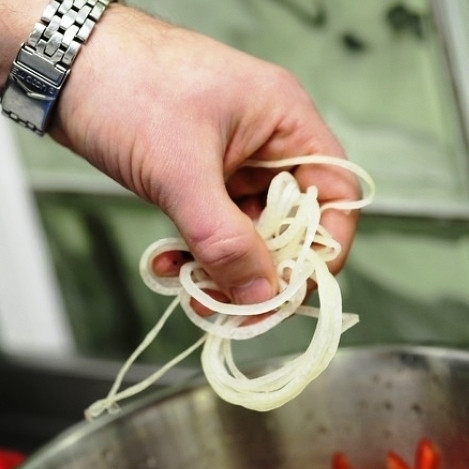 1. Этап. Легкий салат: Лук нарезаем тонкими кольцами, вымачиваем 5 минут в кипятке. Смешиваем маслины, брокколи, помидоры, перцы и лук.