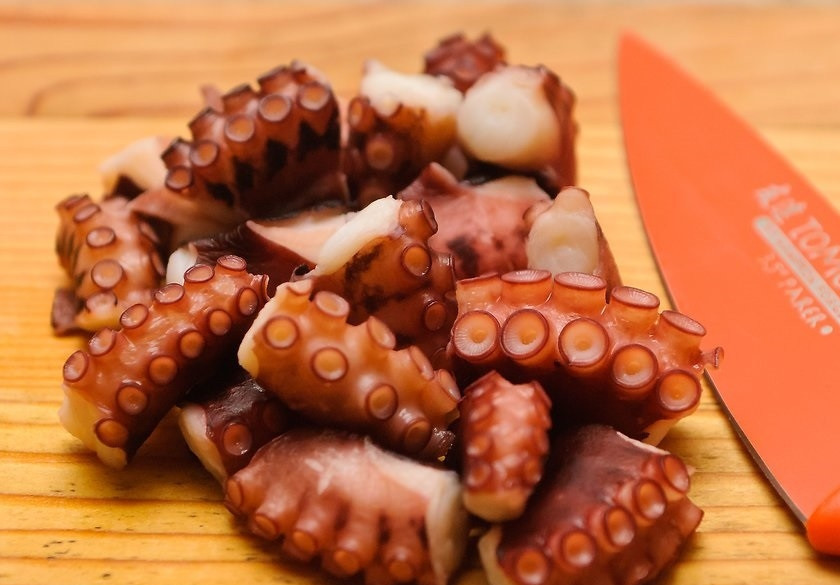 1. Этап. Осьминожки на сковороде: 2. Нарежьте осьминога небольшими кусочками (размер определяйте сами).