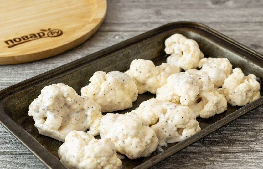 1. Этап. Цветная капуста для похудения: Выложите соцветия цветной капусты в один слой на противень для выпечки. Поставьте его в разогретую до 200 градусов духовку и запекайте примерно полчаса.