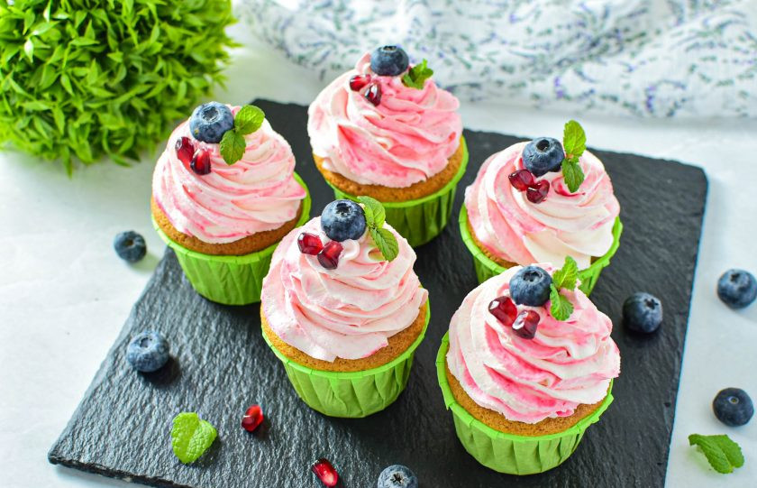 1. Этап. Ванильные кексы с кремом: При подаче к столу кексы можно украсить любыми ягодами или фруктами.