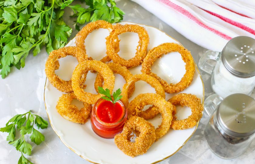 1. Этап. Хрустящий жареный лук: Готовый хрустящий жареный лук подавайте к столу с соусами или дипами. Приятного аппетита!