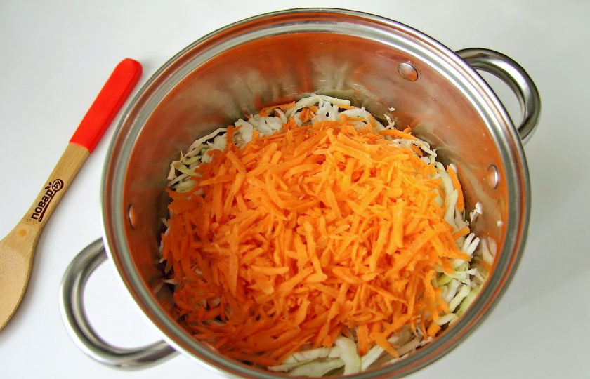 1. Этап. Квашеная капуста с помидорами: Морковь натрите на крупной терке.