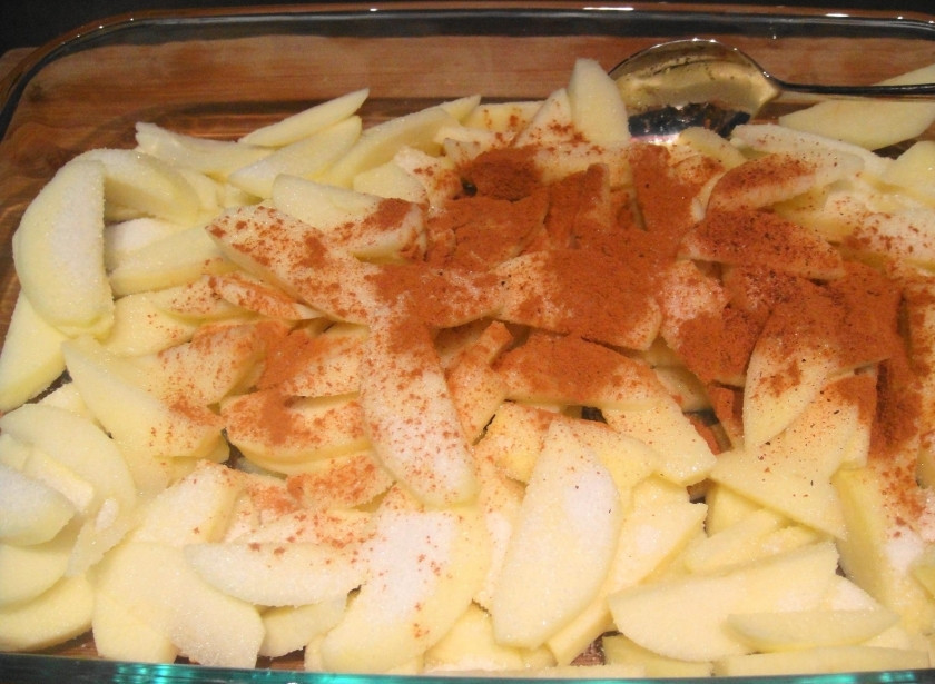 1. Этап. Крамбл с яблоками и овсяными хлопьями: Очистите яблоки от кожуры, вырежьте серединки, нарежьте яблоки ровными кусочками. Смажьте форму для выпекания оливковым маслом, выложите яблоки, посыпьте их корицей и выпекайте в разогретой на 200 градусов духовке около 25 минут.