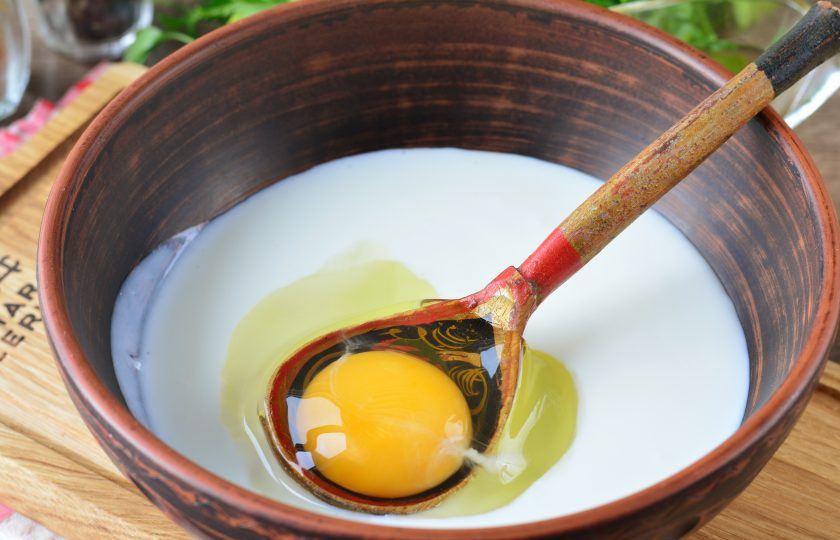 1. Этап. Капустная запеканка на кефире в духовке: Для теста влейте кефир в миску. Вбейте туда же куриное яйцо. Перемешайте массу.