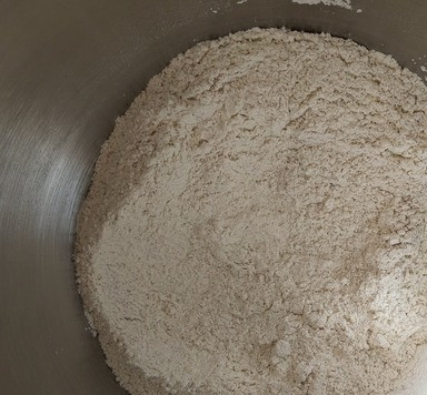 1. Этап. Морковные булочки Гулеродсбруд: Просеять 400 г пшеничной муки и 100 г цельнозерновой, добавить сахар, соль и дрожжи.