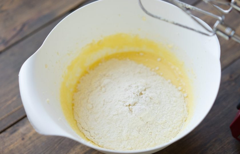 1. Этап. Десерт Птичье молоко: 4. В самом конце добавляем муку и замешиваем тесто. По консистенции оно получается достаточно густым.