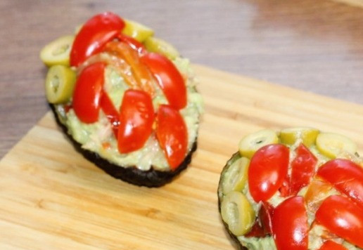 1. Этап. Авокадо, фаршированный тунцом и вяленым перцем: 9. Начините 