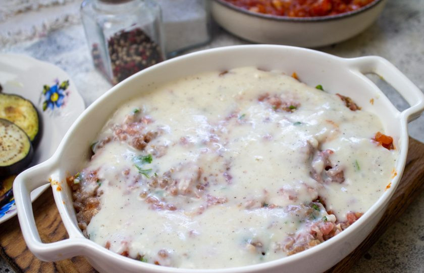 1. Этап. Запеканка из баклажанов по-гречески: Полейте половиной соуса 